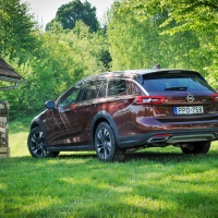 Mercedes E 220 d 4-matic all-terrain in opel insignia 2.0 CDTI biturbo 4x4 country tourer (2 of 25).jpg