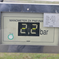 Tlak v pnematikah polnilne postaje (2 of 19).jpg