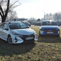 Hyundai ioniq in toyota prius plug-inhybrid (14 of 23).jpg