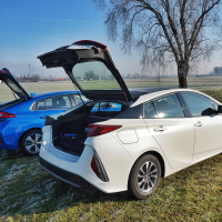 Hyundai ioniq in toyota prius plug-inhybrid (8 of 23).jpg