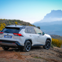 Toyota_RAV4_hybrid_AMZS_za_volanom (10 of 31).jpg