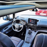 Ford tourneo connect 1.5 ecoblue titanium in opel combo life 1.5 turbo D innovation 96 kW (22 of 37).jpg