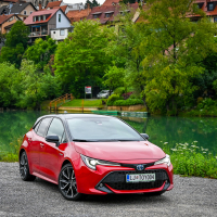Toyota corolla HB 2,0 HSD e-CVT sport (12 of 13).jpg