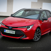 Toyota corolla HB 2,0 HSD e-CVT sport (5 of 13).jpg