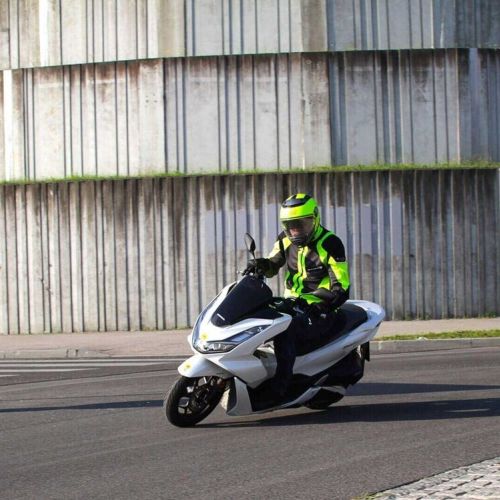 Vozi 125 z glavo