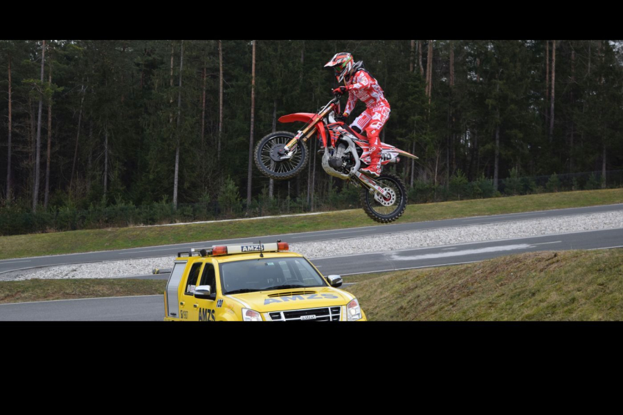 Tim Gajser med snemanjem spota