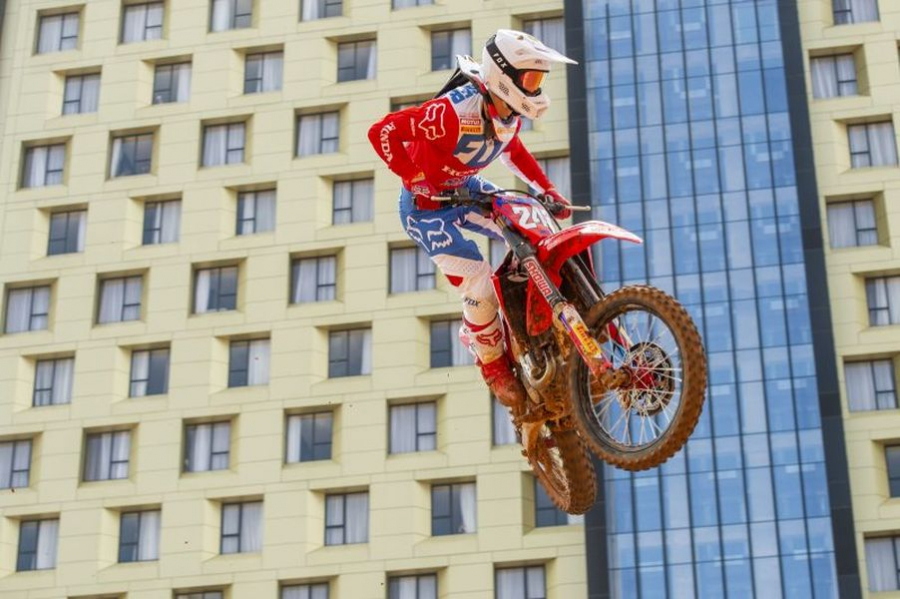 Tim Gajser v skoku na stezi v Palembangu