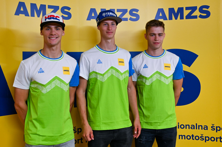 Tim Gajser, Jan Pancar in Peter Irt v opremi slovenske reprezentance