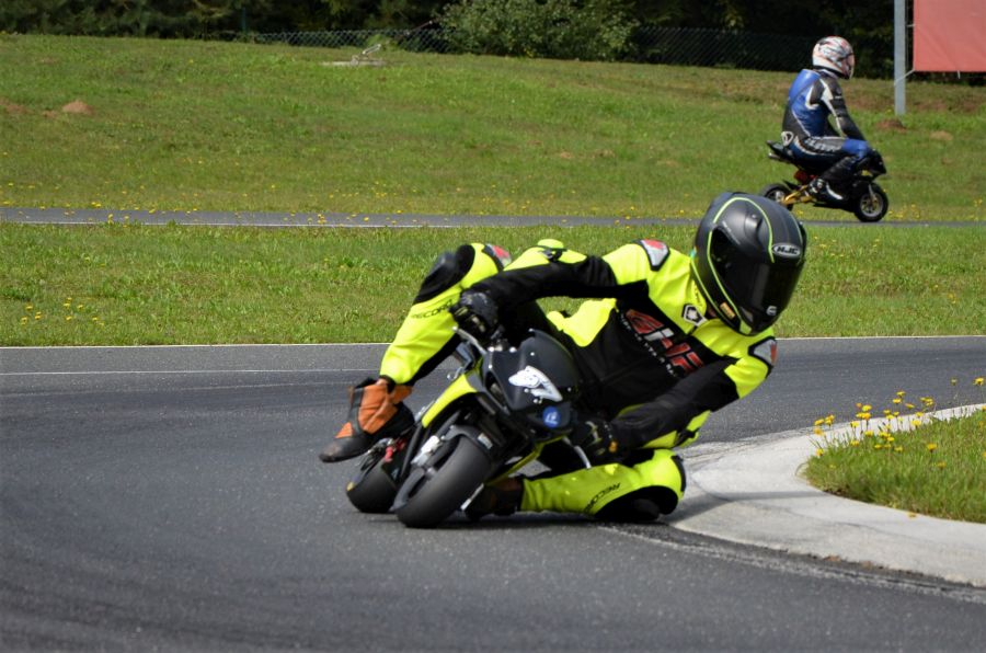 Jan Poropat med eno izmed voženj, s katero si je že privozil naslov državnega prvaka v razredu minimoto open.