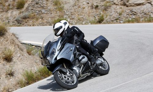 Kako varno voziti s sopotnikom na motorju?