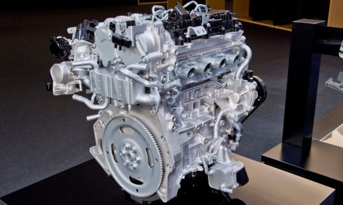 Mazdin bencinski motor z značilnostmi dizelskega