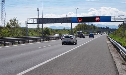 Izogibanje zastojem z uravnavanjem hitrosti