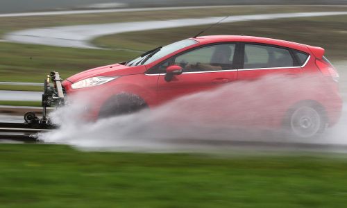 AMZS test 30 letnih pnevmatik dveh dimenzij