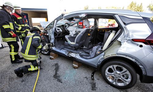 Gašenje gorečih akumulatorjev električnega avtomobila