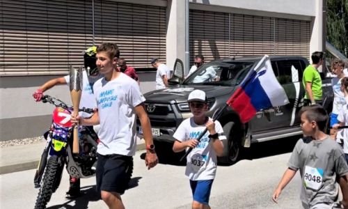 Motokrosisti z olimpijsko baklo
