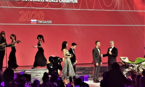 Tim Gajser med dobitniki priznanj na gala prireditvi FIM