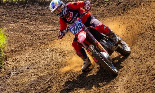 Tim Gajser na radizelski progi, gledalci ob njej