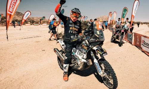 Simon Marčič v cilju relija Dakar