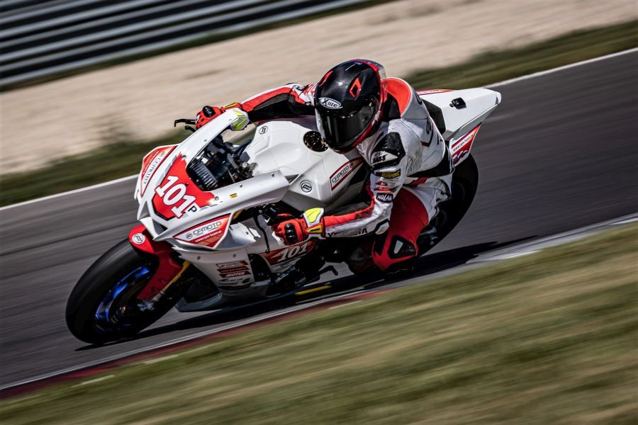 Prekaljeni Albin Štern po treh dirkah brani prvo mesto v skupnem seštevku v razredu superbike.
