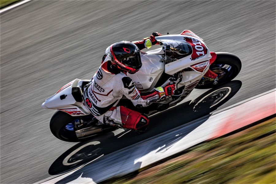 Albin Štern (101) se veseli naslova državnega prvaka v razredu superbike.
