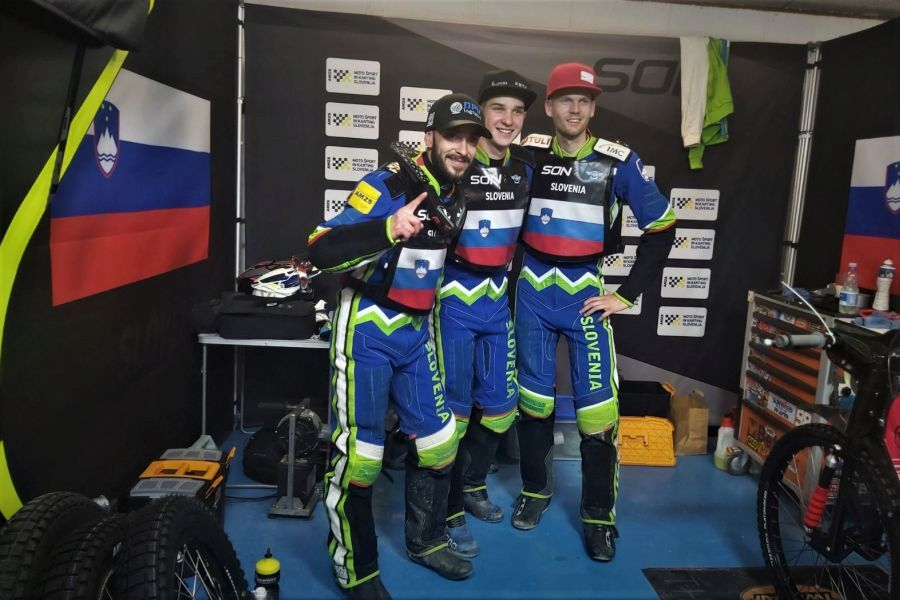 Slovenske barve v Vojensu so branili (od leve) kapetan Matic Ivačič, Anže Grmek in Nick Škorja.