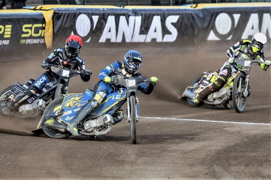 Anže Grmek (v sredini) si bo svojo premierno dirko med mladinsko speedway elito serije SGP2 zapomnil po petnajstem mestu. (Foto/FIM Speedway)