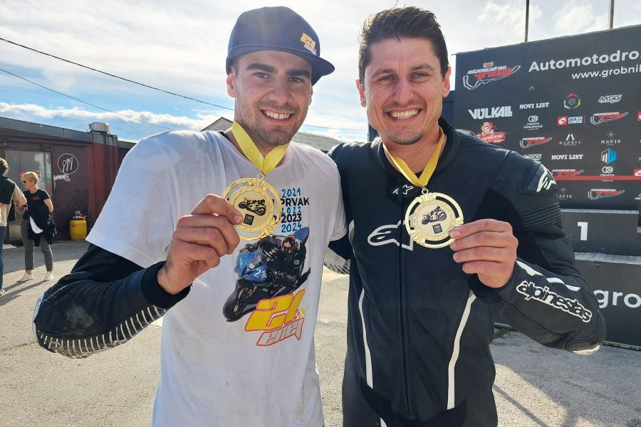 Enej Logar (levo) in Aleš Brzin, državna prvaka v razredih supersport 600 in superbike za leto 2024 pozirata na grobniškem dirkališču.