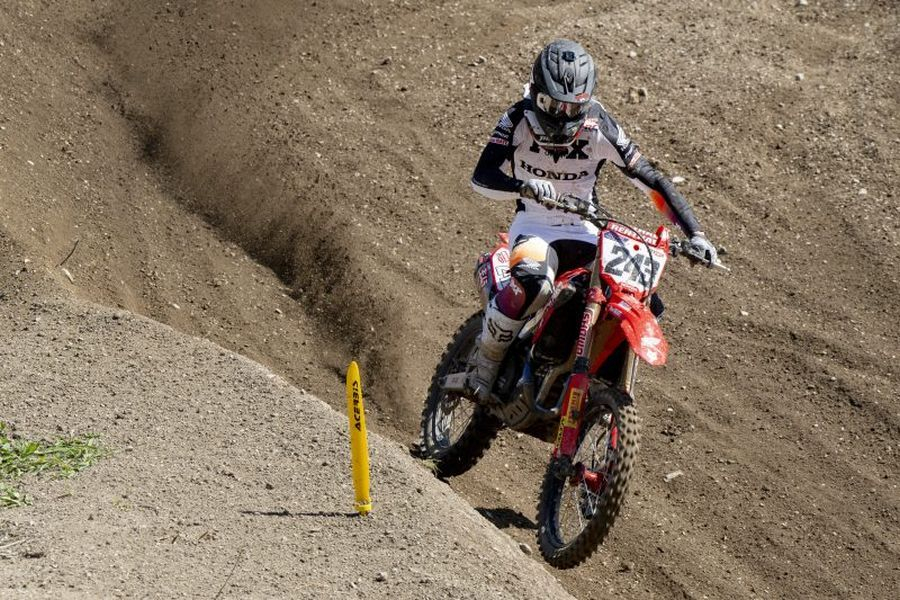 Tim Gajser bo na Portugalskem želel nov vrhunski rezultat, s katerim bi še naprej najmanj dihal za vrat Jorgeju Pradu.