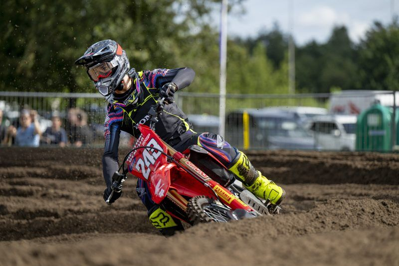Tim Gajser (243) ima štiri dirke pred koncem sezone v skupnem seštevku na prvem mestu 9 točk prednosti pred drugouvrščenim Jorgejem Pradom.