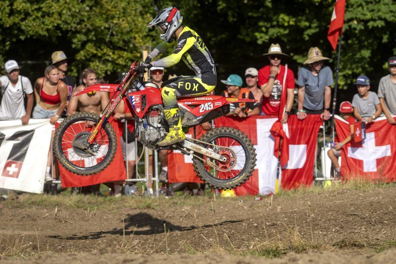 Tim Gajser (243) med eno od voženj na VN Švice v Frauenfeldu.