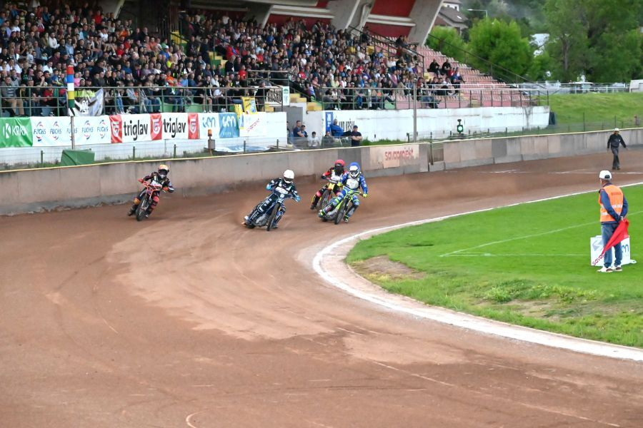 Na progi so potekale ostre speedway bitke pred lepim številom gledalcev na tribunah stadiona Matije Gubca.
