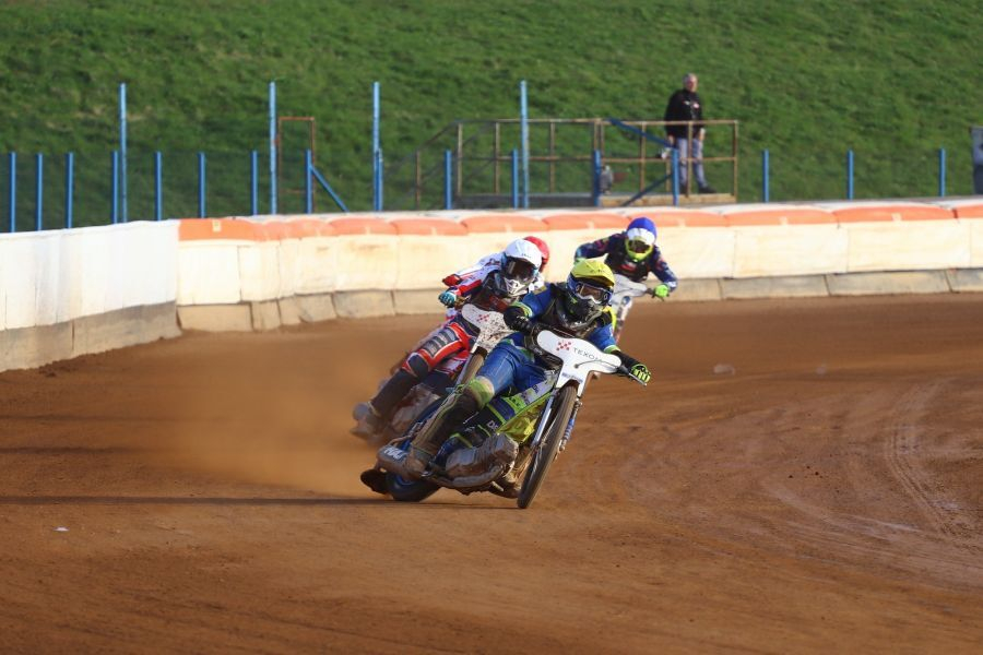 Matic Ivačič (spredaj) je lani petič zapored prišel do naslova državnega prvaka v speedwayu.