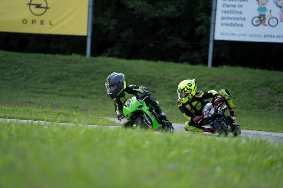 Na četrti dirki državnega prvenstva v mini cestno hitrostnem motociklizmu so se na Vranskem na progi AMZS Centra varne vožnje odvijali zanimivi boji za čim boljša mesta.
