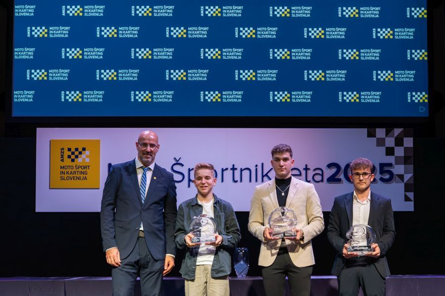 Predsednik AMZS Marko Belšak in dobitniki kristalnih čelad na prireditvi Motošportnik leta 2025 (z leve): Lovro Setnikar (trial), Anže Grmek (speedway) in Dimitrij Mlakar (karting).