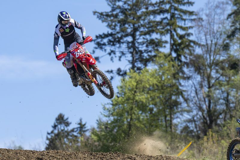 Tim Gajser (243) se v svetovno motokros karavano vrača po devetih dirkah odsotnosti.