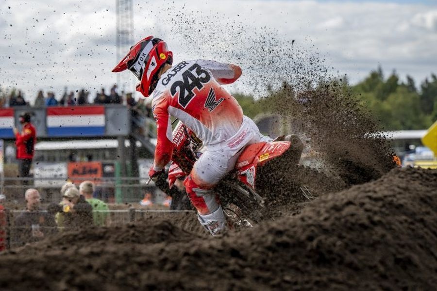 Tim Gajser (243) na mehki mivki v Arnhemu.