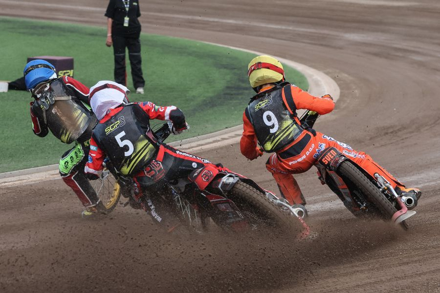 Sven Cerjak (9) je izvrstno odpeljal finalno dirko serije SGP3 v Pragi in se na dirko državnega prvenstva odpravlja za naslovom svetovnega podprvaka na 250 kubičnih motorjih za speedway.