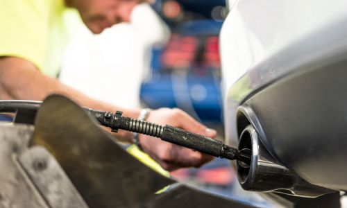 Tehnični pregledi in drugi postopki v zvezi z registracijo motornih vozil se začasno prenehajo izvajati