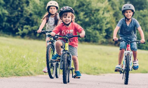 AMZS test 18 otroških kolesarskih čelad