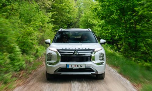 Doživetje: Člani AMZS za volanom novega Mitsubishijevega outlanderja