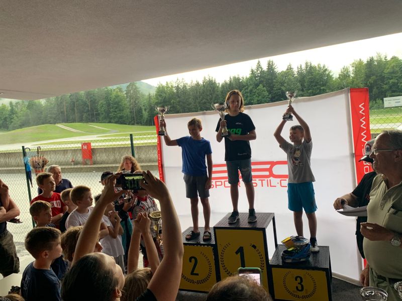 Sadar, Mlakar in Kovačič na zmagovalnem odru